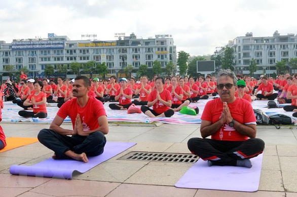 3.000 người đồng diễn Ngày quốc tế yoga lần thứ 6 - Ảnh 4. 3.000 người đồng diễn Ngày quốc tế yoga lần thứ 6 - Ảnh 4.