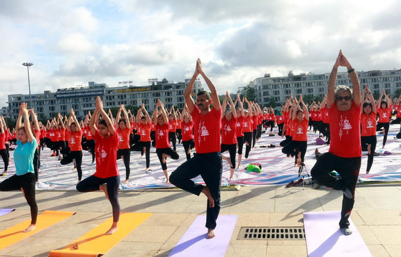 3.000 người đồng diễn Ngày quốc tế yoga lần thứ 6 - Ảnh 1. 3.000 người đồng diễn Ngày quốc tế yoga lần thứ 6 - Ảnh 1.