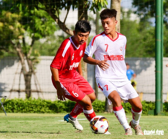 HLV Graechen hành động thú vị sau khi cầu thủ U19 HAGL ghi bàn quan trọng - Ảnh 1. HLV Graechen hành động thú vị sau khi cầu thủ U19 HAGL ghi bàn quan trọng - Ảnh 1.