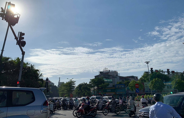 Cảnh báo tia cực tím mức nguy cơ gây hại rất cao ở Hà Nội, Đà Nẵng - Ảnh 1.