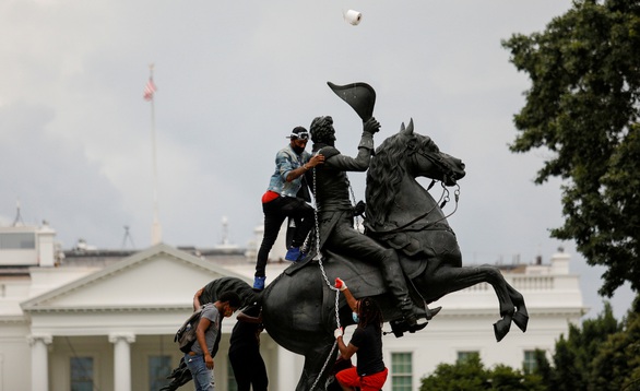 Ông Trump đòi bỏ tù 10 năm những người biểu tình phá hoại - Ảnh 1. Ông Trump đòi bỏ tù 10 năm những người biểu tình phá hoại - Ảnh 1.