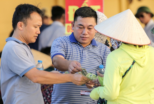 Sân Vinh bán vé trận SLNA gặp CLB TP.HCM theo kiểu con nhà nghèo - Ảnh 4. Sân Vinh bán vé trận SLNA gặp CLB TP.HCM theo kiểu con nhà nghèo - Ảnh 4.