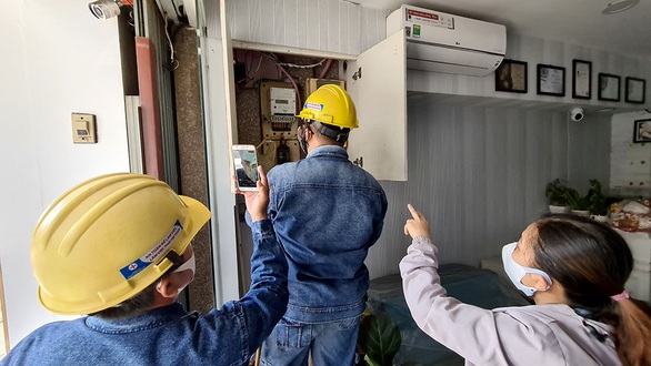 EVN nói ghi chỉ số điện sai dẫn đến tăng sốc là sai sót cá nhân - Ảnh 1. EVN nói ghi chỉ số điện sai dẫn đến tăng sốc là sai sót cá nhân - Ảnh 1.