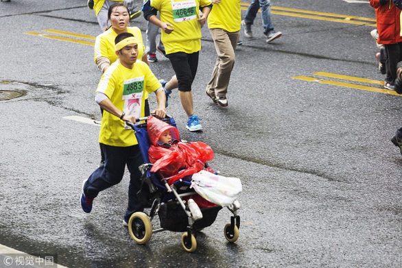 Bức thư đẫm lệ của người cha 5 năm đẩy con trai bại não dự 40 giải marathon để tìm điều kỳ diệu - Ảnh 1. Bức thư đẫm lệ của người cha 5 năm đẩy con trai bại não dự 40 giải marathon để tìm điều kỳ diệu - Ảnh 1.