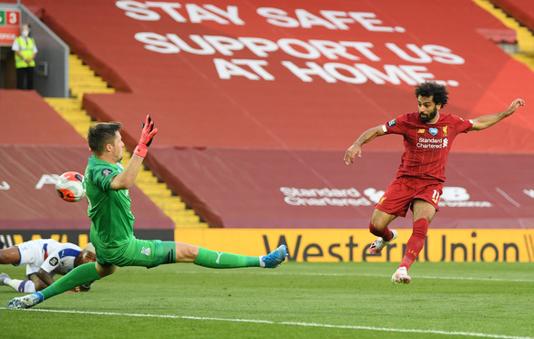 Đè bẹp Crystal Palace, Liverpool chạm tay vào cúp vô địch - Ảnh 2.