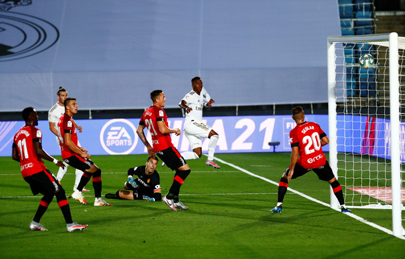 Ramos lập siêu phẩm đá phạt, Real Madrid trở lại đầu bảng - Ảnh 1. Ramos lập siêu phẩm đá phạt, Real Madrid trở lại đầu bảng - Ảnh 1.