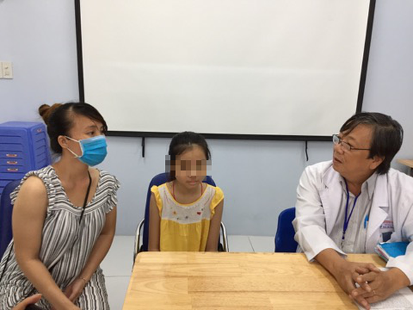 5 giờ căng thẳng phẫu thuật cứu bé gái bị u phế quản, chỉ còn 1 lá phổi - Ảnh 1. 5 giờ căng thẳng phẫu thuật cứu bé gái bị u phế quản, chỉ còn 1 lá phổi - Ảnh 1.