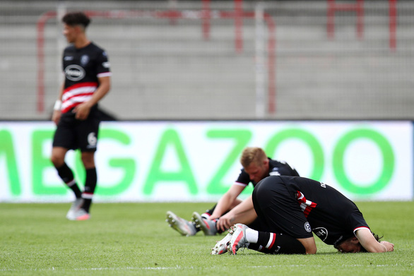 Werder Bremen thoát hiểm trong ngày Bundesliga hạ màn - Ảnh 2. Werder Bremen thoát hiểm trong ngày Bundesliga hạ màn - Ảnh 2.