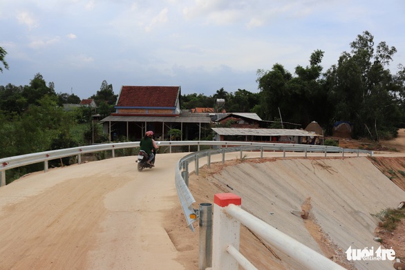 Đã lắp lan can cho cầu 10 tỉ xây xong dân sợ không dám đi - Ảnh 1. Đã lắp lan can cho cầu 10 tỉ xây xong dân sợ không dám đi - Ảnh 1.