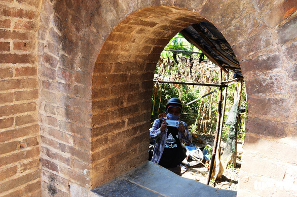 Chiếc cổng kỳ lạ tuyệt đẹp vừa phát lộ ở kinh thành Huế: Không chỉ có một - Ảnh 4.