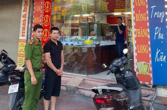 Bắt nghi phạm vờ làm khách mua rồi cướp vàng tẩu thoát trong đêm - Ảnh 1. Bắt nghi phạm vờ làm khách mua rồi cướp vàng tẩu thoát trong đêm - Ảnh 1.