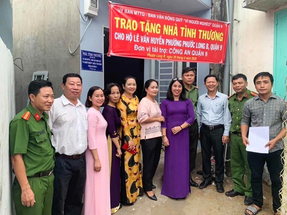 Trao nhà tình thương cho gia đình bị phóng hỏa làm 5 người chết - Ảnh 1. Trao nhà tình thương cho gia đình bị phóng hỏa làm 5 người chết - Ảnh 1.