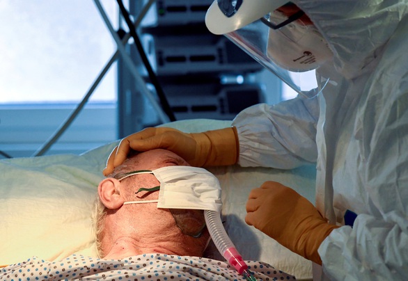 COVID-19 cướp hơn nửa triệu sinh mạng, mỗi 18 giây lại có 1 người chết - Ảnh 4. COVID-19 cướp hơn nửa triệu sinh mạng, mỗi 18 giây lại có 1 người chết - Ảnh 4.