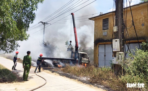 Tài xế chết cháy trong xe cẩu vướng dây điện - Ảnh 2. Tài xế chết cháy trong xe cẩu vướng dây điện - Ảnh 2.