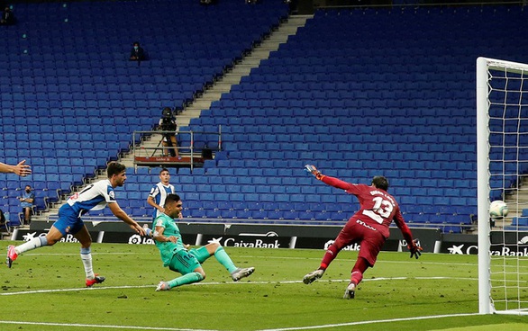 Benzema giật gót điệu nghệ đưa Real Madrid lên đầu bảng - Ảnh 1. Benzema giật gót điệu nghệ đưa Real Madrid lên đầu bảng - Ảnh 1.