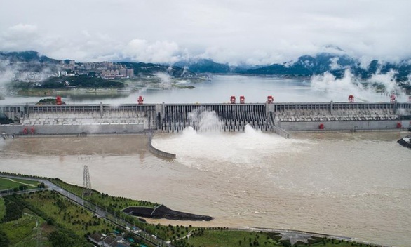 Đập Tam Hiệp lần đầu xả lũ giữa lo ngại khả năng vỡ đập - Ảnh 1. Đập Tam Hiệp lần đầu xả lũ giữa lo ngại khả năng vỡ đập - Ảnh 1.
