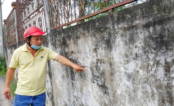 Nơm nớp lo tường cao hơn 3m sập đè người - Ảnh 1. Nơm nớp lo tường cao hơn 3m sập đè người - Ảnh 1.