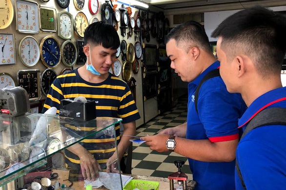 Tiểu thương Sài Gòn từ chị bán chè đến cô bán vải cũng xài QR Code - Ảnh 1. Tiểu thương Sài Gòn từ chị bán chè đến cô bán vải cũng xài QR Code - Ảnh 1.