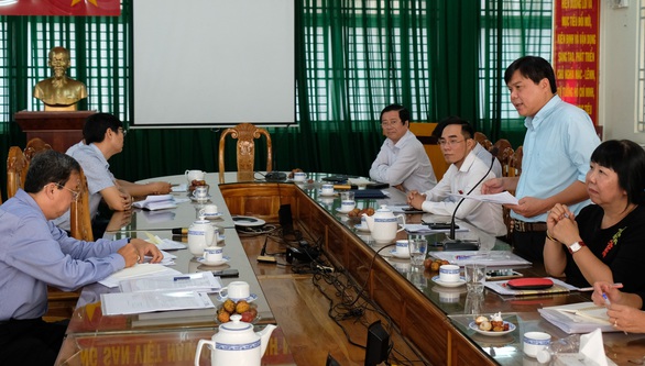 Người dân chờ đợi 2-3 tiếng để nộp hồ sơ trợ cấp thất nghiệp - Ảnh 1. Người dân chờ đợi 2-3 tiếng để nộp hồ sơ trợ cấp thất nghiệp - Ảnh 1.