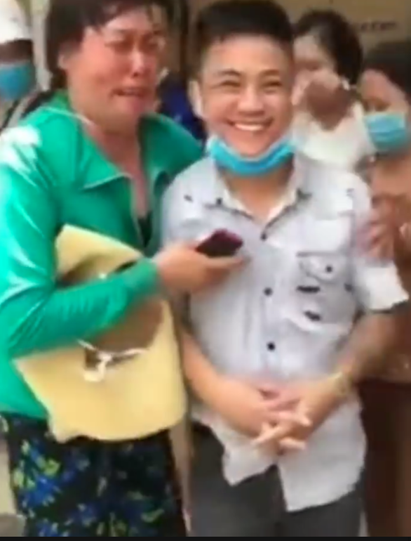 Bật khóc khi được trả lại tiền đánh rơi ở Bệnh viện Chợ Rẫy - Ảnh 3. Bật khóc khi được trả lại tiền đánh rơi ở Bệnh viện Chợ Rẫy - Ảnh 3.