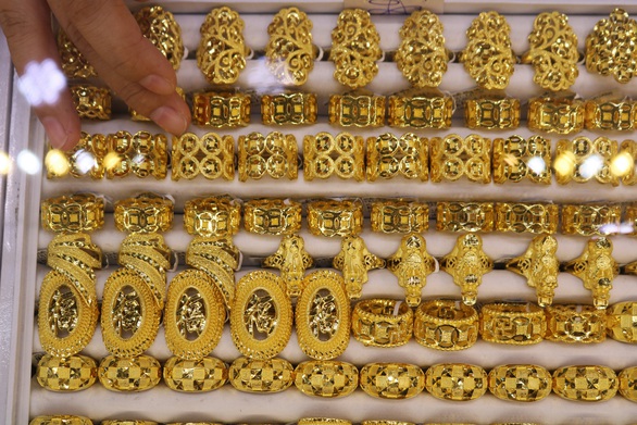 Giá vàng thế giới rơi gần về mốc 1.700 USD/ounce - Ảnh 1. Giá vàng thế giới rơi gần về mốc 1.700 USD/ounce - Ảnh 1.