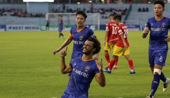 B.Bình Dương hòa Hồng Lĩnh Hà Tĩnh 1-1 nhờ quả 11m không rõ - Ảnh 1. B.Bình Dương hòa Hồng Lĩnh Hà Tĩnh 1-1 nhờ quả 11m không rõ - Ảnh 1.