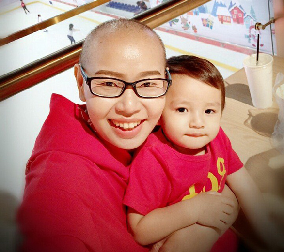 Chị Nguyễn Thị Phương Quyên vui vẻ cùng con trai sau khi sinh xong và tiếp tục chiến đấu với ung thư