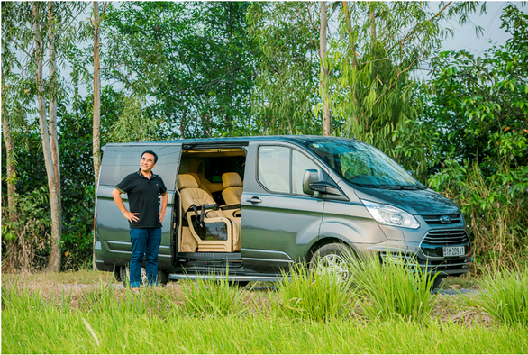 MC Quyền Linh: Không ngại di chuyển đường dài với chuyến xe hạnh phúc Ford Tourneo - Ảnh 4. MC Quyền Linh: Không ngại di chuyển đường dài với chuyến xe hạnh phúc Ford Tourneo - Ảnh 4.