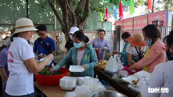 Gian quần áo cũ và suất cơm miễn phí chiều thứ 7 trên góc phố Đà Nẵng - Ảnh 3. Gian quần áo cũ và suất cơm miễn phí chiều thứ 7 trên góc phố Đà Nẵng - Ảnh 3.