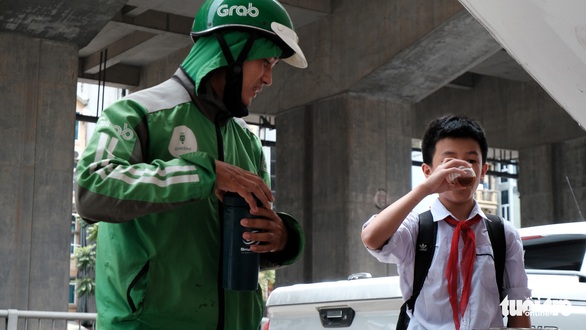Trà chanh miễn phí mời cô bán hàng rong, chú xe ôm giữa trời nắng nóng - Ảnh 6. Trà chanh miễn phí mời cô bán hàng rong, chú xe ôm giữa trời nắng nóng - Ảnh 6.