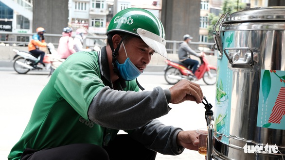 Trà chanh miễn phí mời cô bán hàng rong, chú xe ôm giữa trời nắng nóng - Ảnh 5. Trà chanh miễn phí mời cô bán hàng rong, chú xe ôm giữa trời nắng nóng - Ảnh 5.