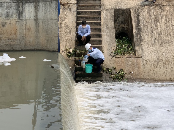 Nửa đêm dân ngửi mùi hôi, ra đập thấy bọt do Lix xả nổi trắng xóa - Ảnh 1. Nửa đêm dân ngửi mùi hôi, ra đập thấy bọt do Lix xả nổi trắng xóa - Ảnh 1.