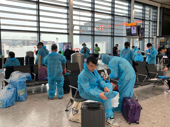 Hai ngày đưa 340 công dân Việt Nam từ Anh về nước - Ảnh 1. Hai ngày đưa 340 công dân Việt Nam từ Anh về nước - Ảnh 1.