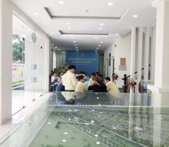 Trao sổ hồng cho khách mua nhà ở Khu Đô thị mới Trà Vinh - Ảnh 2.
