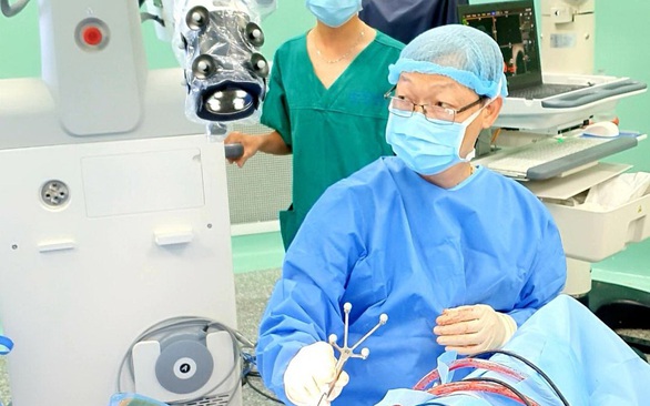 Mổ tỉnh xuất huyết não - Ảnh 1. Mổ tỉnh xuất huyết não - Ảnh 1.