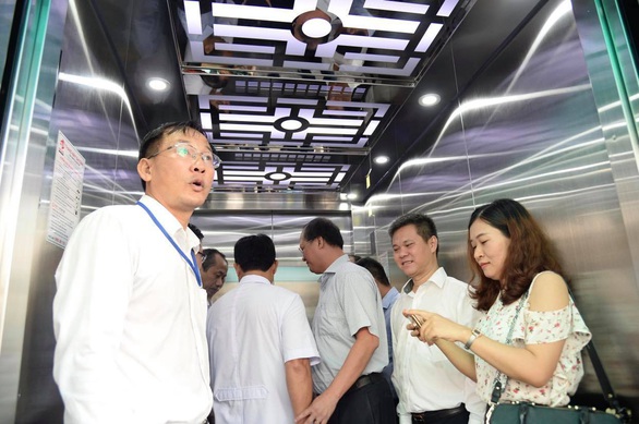 Cầu bộ hành có thang máy đầu tiên trước Bệnh viện Ung bướu TP.HCM bắt đầu hoạt động - Ảnh 3. Cầu bộ hành có thang máy đầu tiên trước Bệnh viện Ung bướu TP.HCM bắt đầu hoạt động - Ảnh 3.
