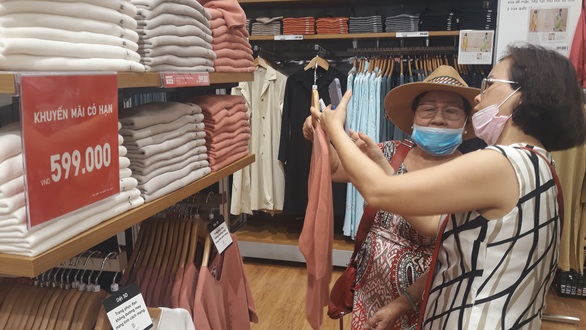 Vừa khai trương, cửa hàng Uniqlo Vincom Landmark 81 đã thu hút lượng lớn khách - Ảnh 4. Vừa khai trương, cửa hàng Uniqlo Vincom Landmark 81 đã thu hút lượng lớn khách - Ảnh 4.