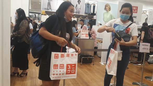 Vừa khai trương, cửa hàng Uniqlo Vincom Landmark 81 đã thu hút lượng lớn khách - Ảnh 7. Vừa khai trương, cửa hàng Uniqlo Vincom Landmark 81 đã thu hút lượng lớn khách - Ảnh 7.