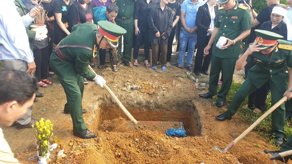 An táng 17 hài cốt chiến sĩ đặc công hi sinh tại sân bay Khâm Đức - Ảnh 2. An táng 17 hài cốt chiến sĩ đặc công hi sinh tại sân bay Khâm Đức - Ảnh 2.