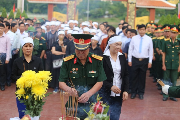 An táng 17 hài cốt chiến sĩ đặc công hi sinh tại sân bay Khâm Đức - Ảnh 3. An táng 17 hài cốt chiến sĩ đặc công hi sinh tại sân bay Khâm Đức - Ảnh 3.