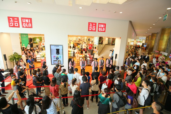 Vừa khai trương, cửa hàng Uniqlo Vincom Landmark 81 đã thu hút lượng lớn khách - Ảnh 1. Vừa khai trương, cửa hàng Uniqlo Vincom Landmark 81 đã thu hút lượng lớn khách - Ảnh 1.