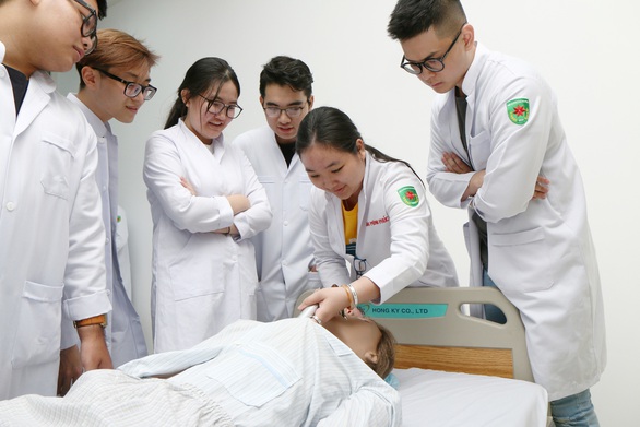 Điều dưỡng, Kỹ thuật xét nghiệm y học Đại học Tân Tạo: Học Việt Nam, chuẩn Hoa Kỳ - Ảnh 1. Điều dưỡng, Kỹ thuật xét nghiệm y học Đại học Tân Tạo: Học Việt Nam, chuẩn Hoa Kỳ - Ảnh 1.