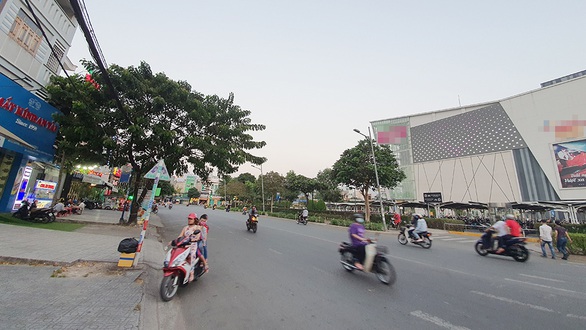 Bác tài Hà Nội lẫn Sài Gòn ngậm ngùi đợi khách - Ảnh 1. Bác tài Hà Nội lẫn Sài Gòn ngậm ngùi đợi khách - Ảnh 1.