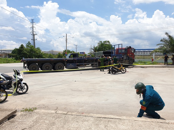 Xe biển đỏ chở dân quân tông nhau với xe đầu kéo, 1 người chết, 6 người bị thương - Ảnh 3. Xe biển đỏ chở dân quân tông nhau với xe đầu kéo, 1 người chết, 6 người bị thương - Ảnh 3.