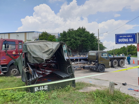 Xe biển đỏ chở dân quân tông nhau với xe đầu kéo, 1 người chết, 6 người bị thương - Ảnh 1. Xe biển đỏ chở dân quân tông nhau với xe đầu kéo, 1 người chết, 6 người bị thương - Ảnh 1.