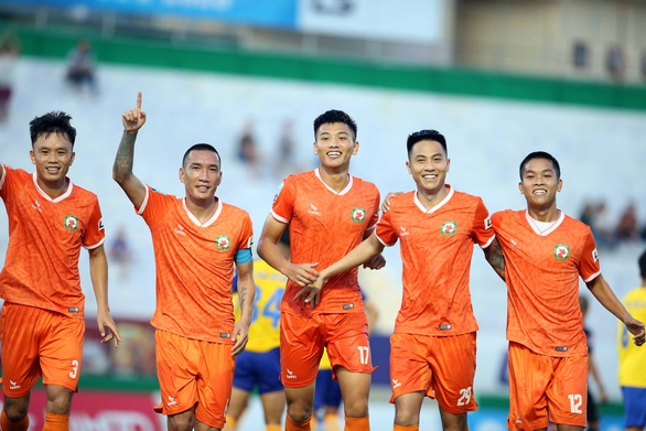 Bình Định vùi dập Đắk Lắk 4-0 trong ngày khai mạc Giải hạng nhất 2020 - Ảnh 1. Bình Định vùi dập Đắk Lắk 4-0 trong ngày khai mạc Giải hạng nhất 2020 - Ảnh 1.
