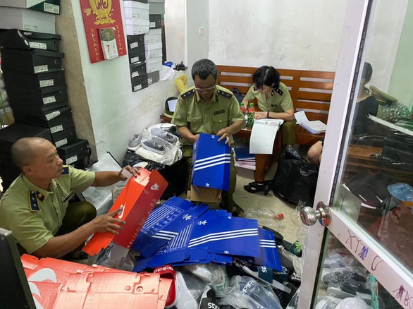 Hơn 5.000 sản phẩm giả thương hiệu Adidas, Nike... bị tạm giữ - Ảnh 1. Hơn 5.000 sản phẩm giả thương hiệu Adidas, Nike... bị tạm giữ - Ảnh 1.