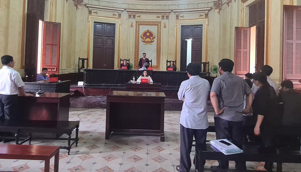 Kịp thời ngăn đương sự định nhảy lầu sau khi tòa tuyên án - Ảnh 1. Kịp thời ngăn đương sự định nhảy lầu sau khi tòa tuyên án - Ảnh 1.