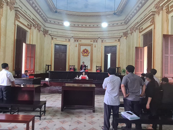Phó chánh án TAND TP.HCM xử vụ đương sự suýt nhảy lầu tạm ngừng xét xử - Ảnh 1. Phó chánh án TAND TP.HCM xử vụ đương sự suýt nhảy lầu tạm ngừng xét xử - Ảnh 1.