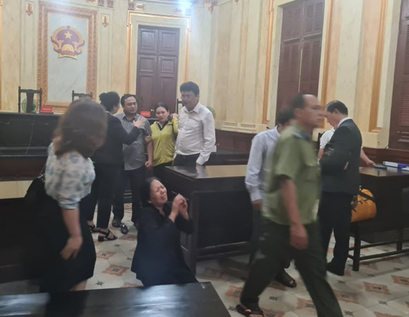 Kịp thời ngăn đương sự định nhảy lầu sau khi tòa tuyên án - Ảnh 2. Kịp thời ngăn đương sự định nhảy lầu sau khi tòa tuyên án - Ảnh 2.